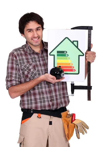 Hombre sosteniendo un signo de eficiencia energética — Foto de Stock