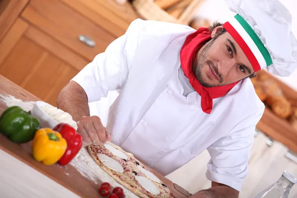 Italienischer Koch macht Pizza — Stockfoto