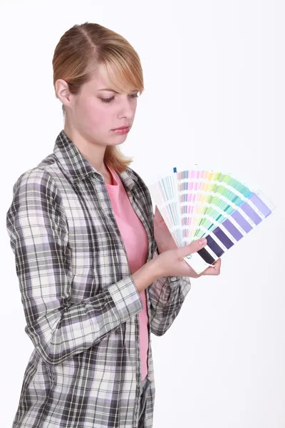 Nő feltartotta a festék minták — Stock Fotó
