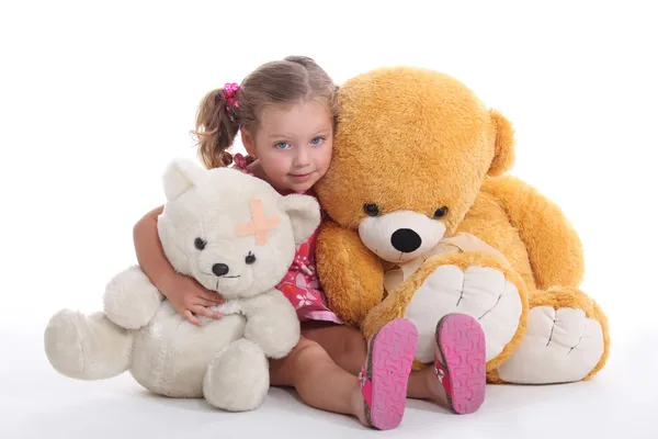 Küçük kız iki büyük oyuncak ayılar sarılma — Stok fotoğraf