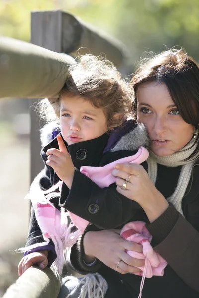 Woman and daughter outdoors — Stock Photo, Image