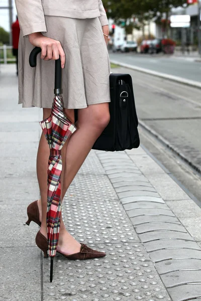 Mulher elegante esperando para atravessar a rua — Fotografia de Stock