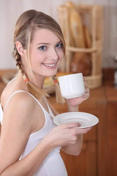 Mujer con una taza de café — Foto de Stock