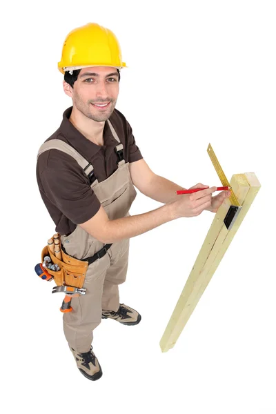 Tradesman usando um quadrado de tentativa para medir um ângulo — Fotografia de Stock