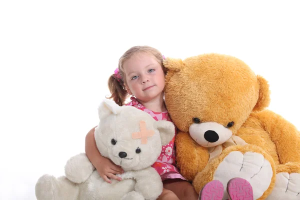 Маленькая девочка сидела с милыми игрушками — стоковое фото