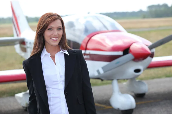 Woman in front of airplane — Stock Photo, Image