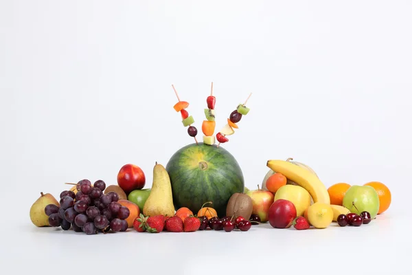 Frutas isoladas contra fundo branco — Fotografia de Stock