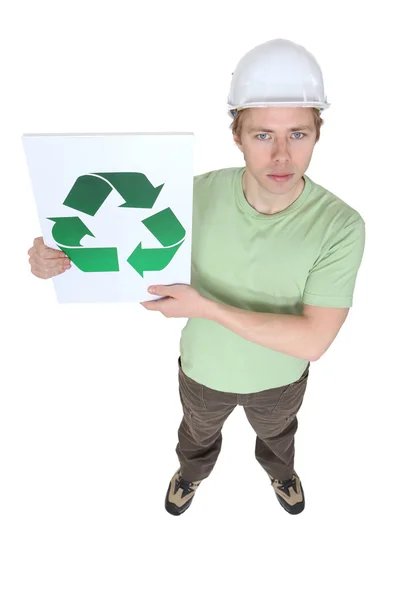 Ένας εργάτης οικοδομών που κρατάει μια πινακίδα ανακύκλωσης. — Φωτογραφία Αρχείου