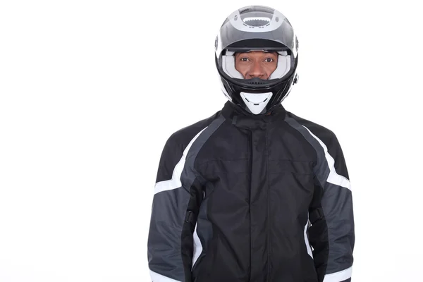Motocyklista na sobě černou bundu a helmu — Stock fotografie
