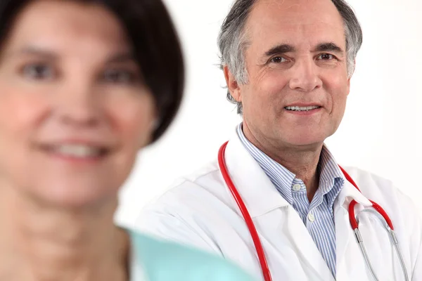 Arzt und Krankenschwester posieren zusammen — Stockfoto