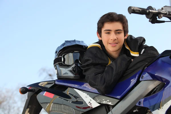 Chłopiec z motocyklem — Zdjęcie stockowe