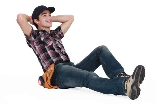 Mladý stavební dělník odpočívá. — Stock fotografie