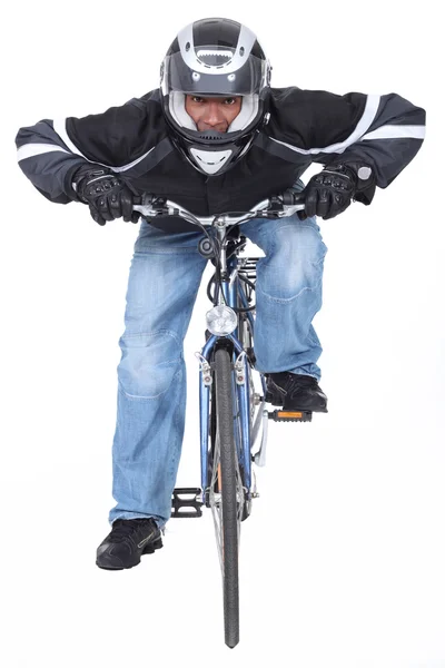 Motociclista en una bicicleta de empuje — Foto de Stock