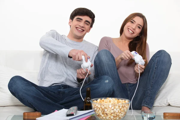 Junges Paar spielt Computerspiele — Stockfoto