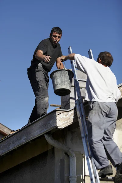 Trabalhadores em um telhado — Fotografia de Stock
