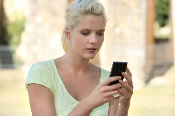 Kobieta szuka wiadomość na telefon komórkowy — Zdjęcie stockowe