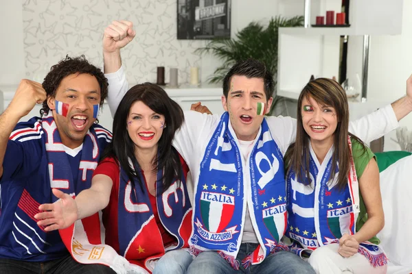 Grupo de amigos que apoyan a Francia e Italia — Foto de Stock