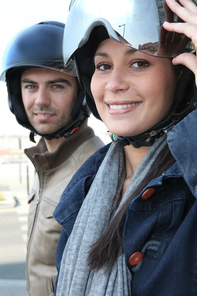 Met motorfiets helm (echt) paar — Stockfoto