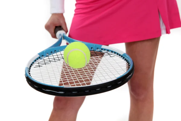 Женщина держит теннисную ракетку — стоковое фото