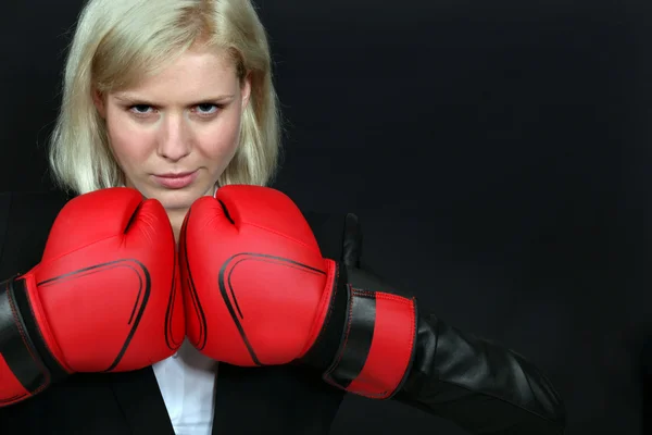 Bizneswoman w rękawiczkach bokserskich — Zdjęcie stockowe