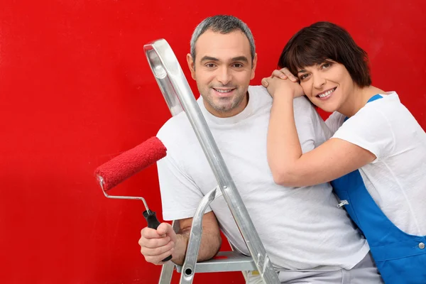 Paar bemalt eine Wand rot — Stockfoto