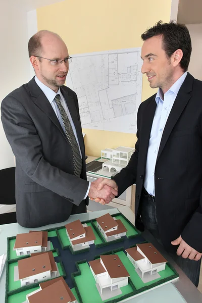 Dois arquitetos chegando a um acordo — Fotografia de Stock