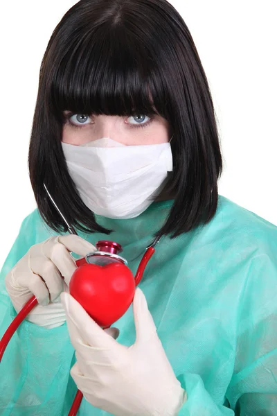 Surgeon listening to a heart's heartbeat — Stock Photo, Image