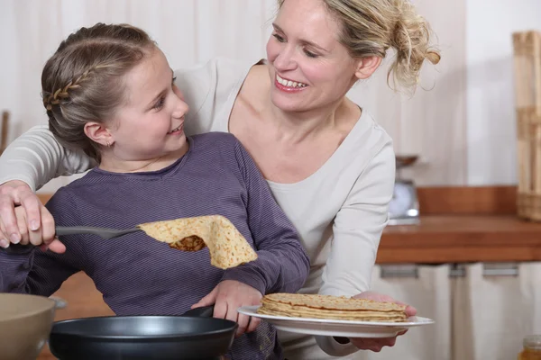 Mãe e filha se divertindo cozinhar panquecas — Fotografia de Stock
