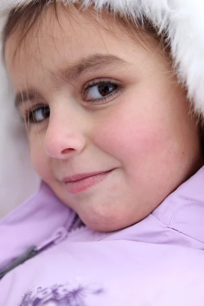 Nettes kleines Mädchen im Wintermantel — Stockfoto