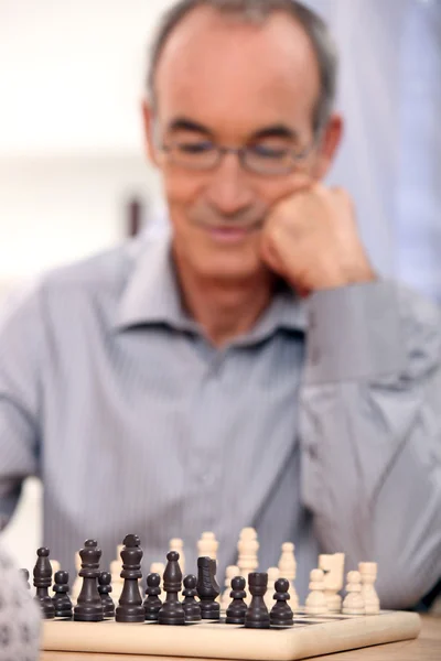 Old man playing chess — Stock Photo, Image