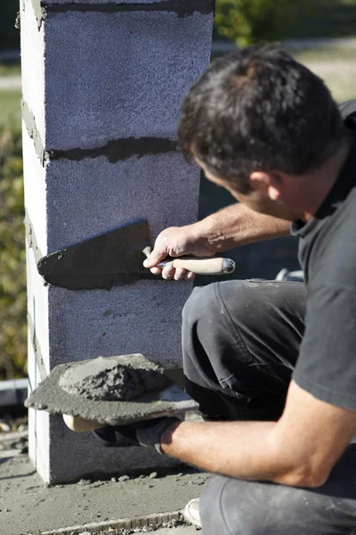 L'uomo costruisce un palo di cemento — Foto Stock
