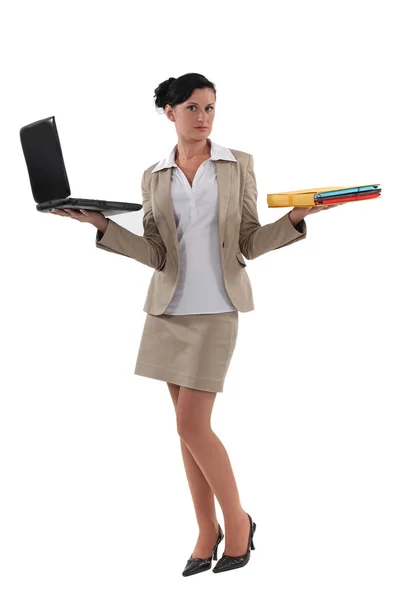 Mulher segurando laptop e documentos — Fotografia de Stock