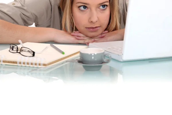 Vrouw "peering" op haar laptop — Stockfoto
