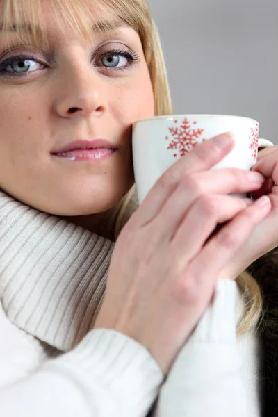 Young woman having warm beverage — Stock Photo, Image
