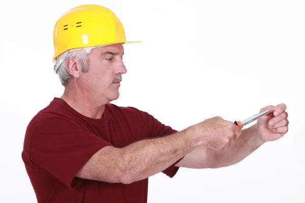 Handyman usando destornillador — Foto de Stock