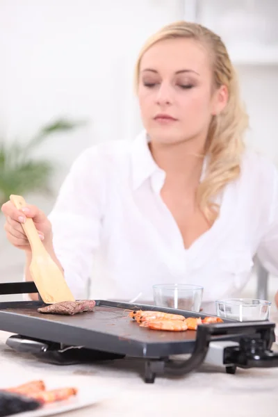 Mujer usando comal —  Fotos de Stock