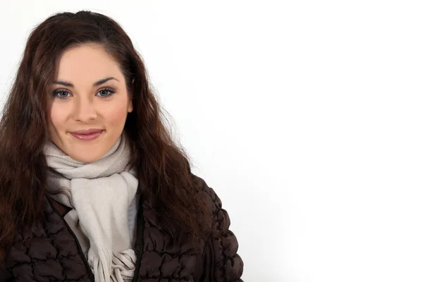 Ung kvinna i en vinterkappa och halsduk — Stockfoto