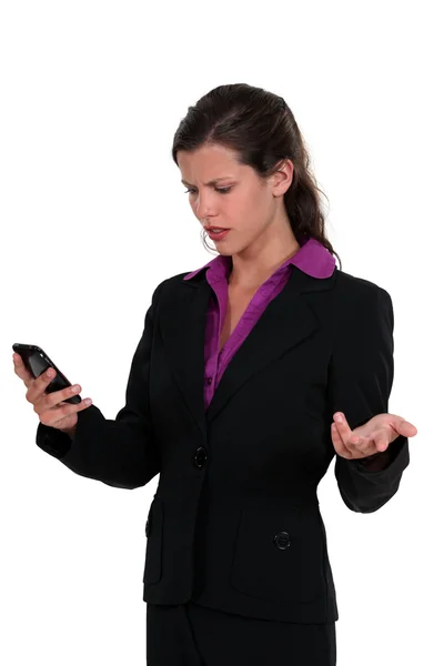 Mulher irritada lendo uma mensagem de texto — Fotografia de Stock