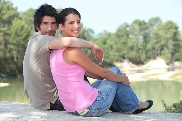 Paar saß am See — Stockfoto