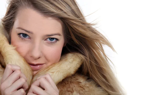 Woman wearing fur coat — Stock Photo, Image