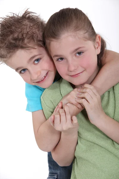 Μικρό αγόρι και κορίτσι αγκαλιάζοντας — Φωτογραφία Αρχείου