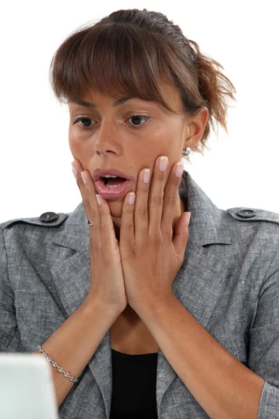 Женщина с открытым ртом перед ноутбуком — стоковое фото