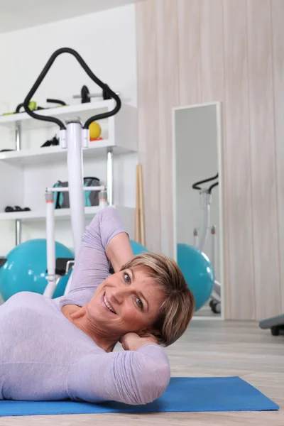 Mulher fazendo flexões — Fotografia de Stock