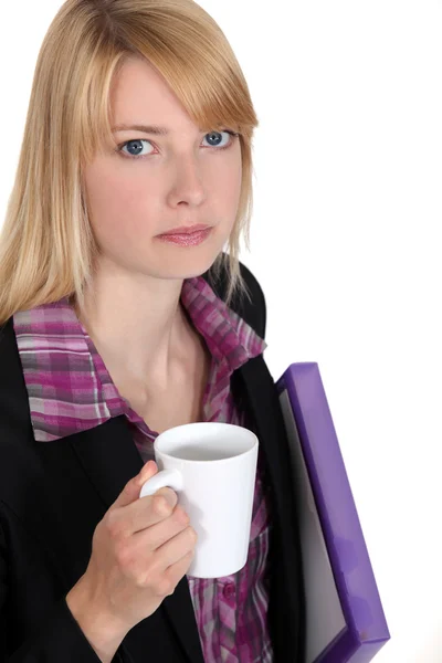 En affärskvinna med hennes kaffe. — Stockfoto