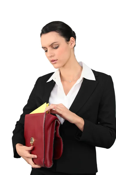 Mujer de negocios buscando un documento en su maletín —  Fotos de Stock