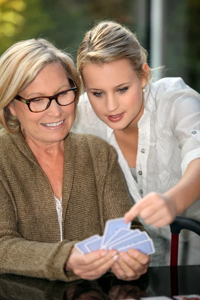 Babička a vnučka hrací karty — Stock fotografie