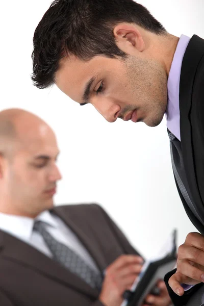 Два бизнесмена проверяют свое расписание — стоковое фото