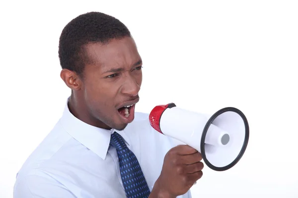 Αφρικανική άνθρωπος φωνάζει μέσα από ένα μεγάφωνο — Φωτογραφία Αρχείου