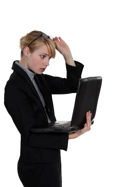 Šokovaná žena drží notebook — Stock fotografie