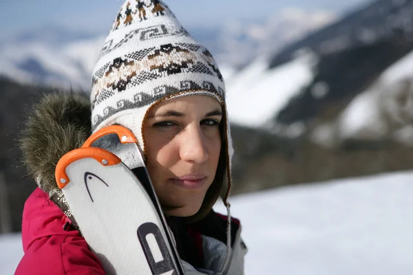 Portret młodej kobiety w ośrodku narciarskim — Zdjęcie stockowe